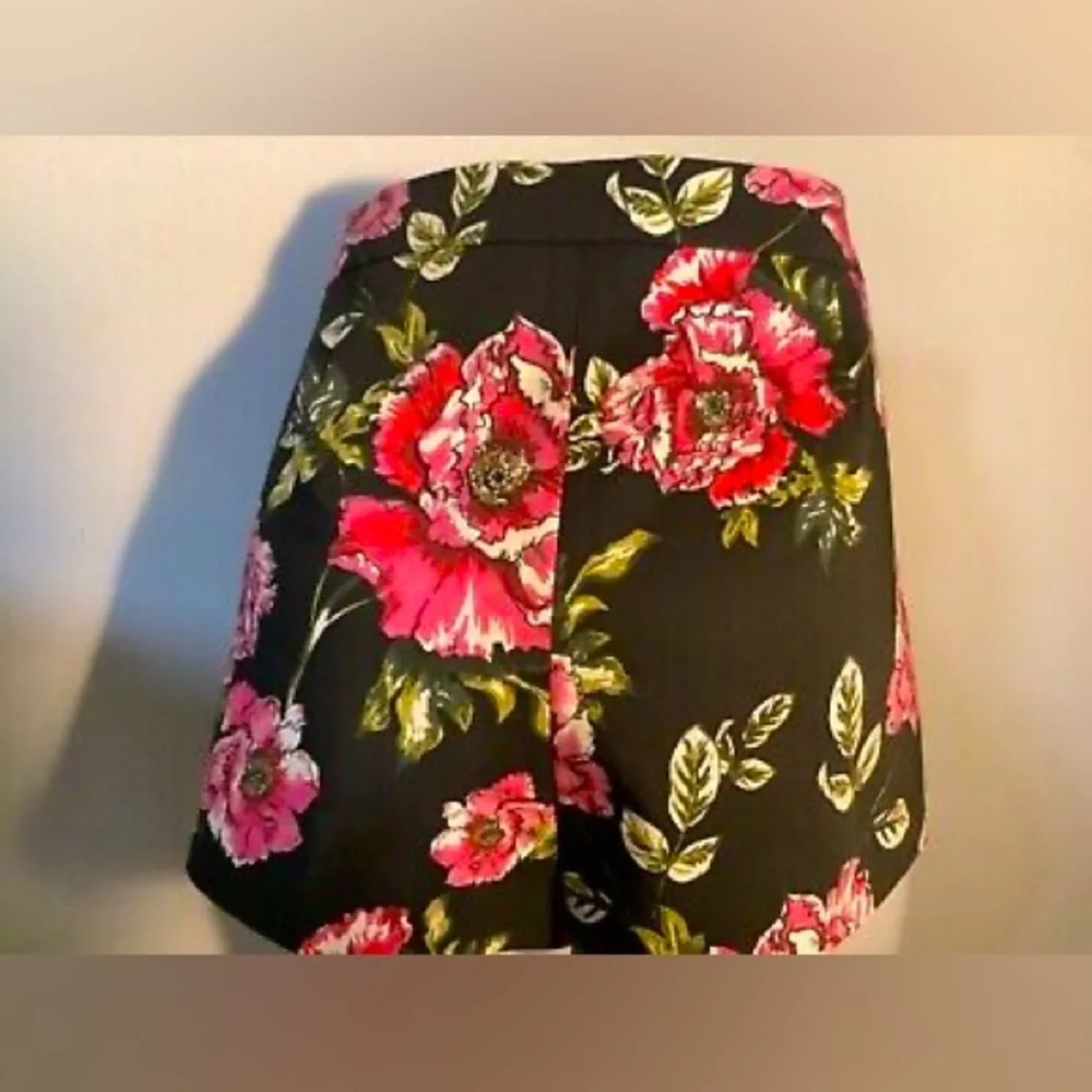 Express Mid Rise Black Pink Floral Shorts - Picture 3 of 3